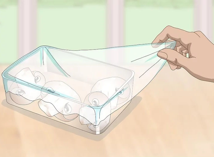 Bảo quản nấm tốt trong hộp nhựa bằng cách dùng màng bọc thực phẩm